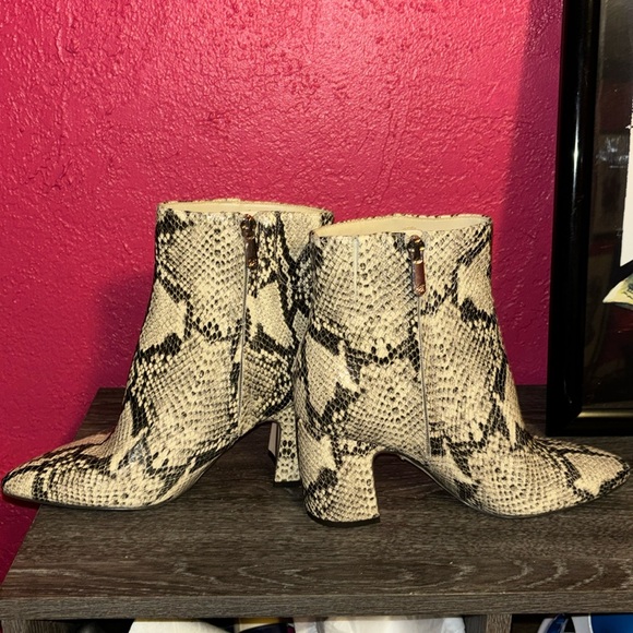 Sam Edelman Hilty snakeskin print ankle boot. Sz 6.5. - Picture 5 of 17
